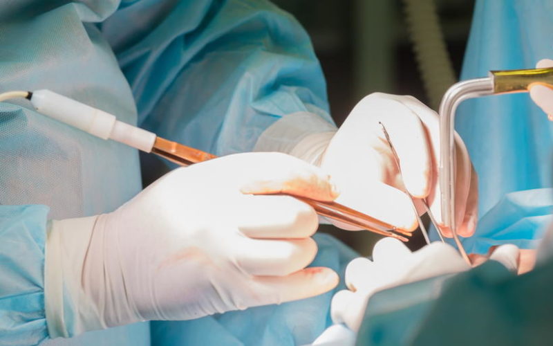 OPERAŢII ESTETICE FĂCUTE DE UN MEDIC FALS