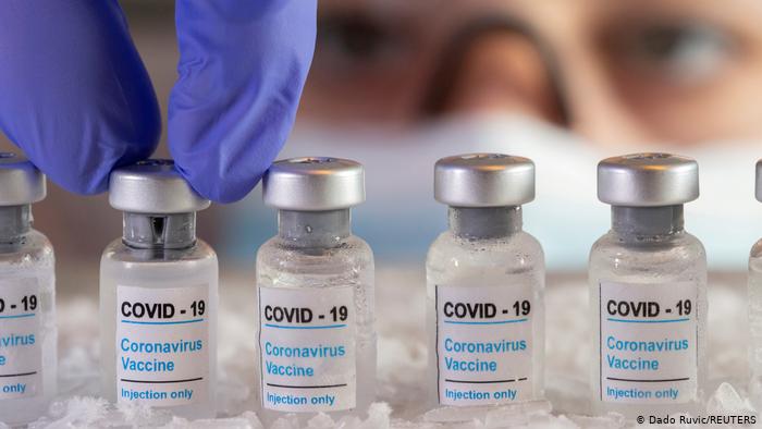 Vaccinul împotriva COVID-19 protejează şi împotriva noilor tulpini ale virusului, arată noi studii