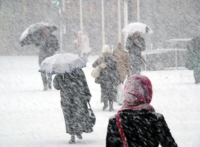 Ninsori în vestul, nordul şi centrul ţării. La munte se anunţă viscol până vineri