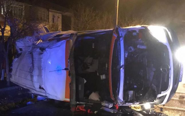 O ambulanţă cu trei pacienţi s-a răsturnat pe E85, în Vrancea. O persoană este încarcerată