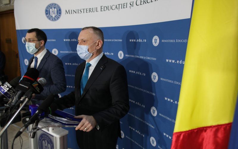 Măşti pentru sistemul de educaţie