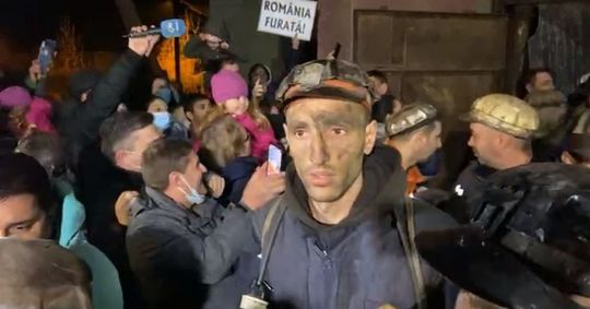 Minerii blocaţi în subteranul Minei Lupeni au ieşit la suprafaţă, fiind întâmpinaţi de familii
