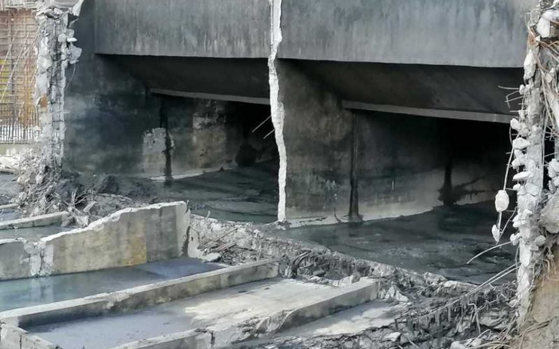 Poluare pe râul Prahova, unde ape uzate s-au scurs dintr-o staţie de epurare al cărei perete s-a prăbuşit