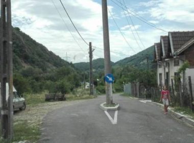 Stradă cu stâlpi pe mijloc