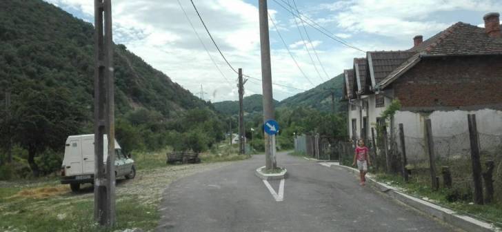Stradă cu stâlpi pe mijloc