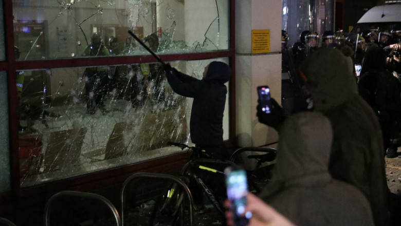 O demonstraţie din Bristol a degenerat în violenţe. Protestatarii au atacat o secţie de poliţie, mai mulţi poliţişti au fost răniţi