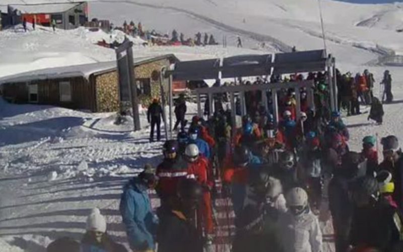 Zeci de turişti, la coadă la telegondola din Sinaia. Peste 2.600 de oameni au urcat sâmbătă, cu telegondola, la Cota 2000 în Bucegi