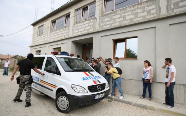 Douăzeci de percheziţii în Bucureşti şi alte şapte localităţi. Directorul unei şcoli din Titu, suspectat că a falsificat foi matricole