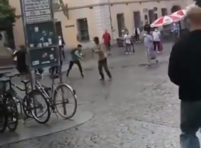 Trei oameni au murit şi alţi şase au fost răniţi într-un atac cu cuţit în oraşul german Wurzburg. Momentul atacului