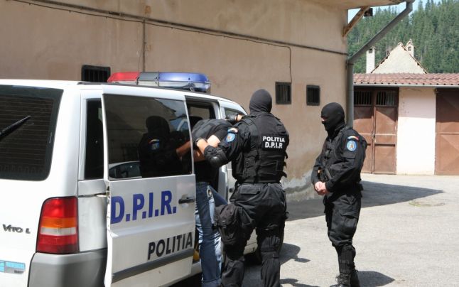 Ridicat de „mascaţi“ din locuinţă, după ce a distrus anexa vecinei sale