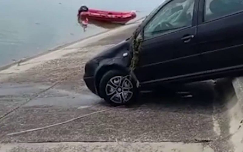 A căzut cu maşina în râu