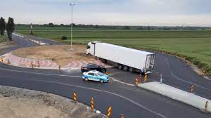 Sens giratoriu nou, avariat de un TIR