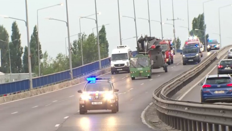 Elicopterul Black Hawk a fost ridicat din Piaţa Charles de Gaulle şi este tractat spre Baza 90 de la Otopeni