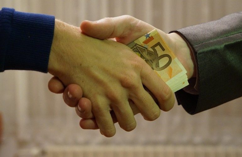 Schimbări substanţiale pregătite în achiziţiile publice: documente eliminate şi termene mai scurte. Contractele vor fi semnate după decizia în primă instanţă, contestatorii vor plăti taxă de timbru