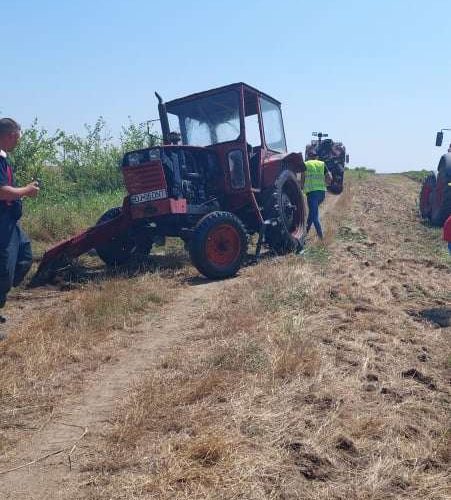 A căzut cu tractorul într-un canal de irigaţii