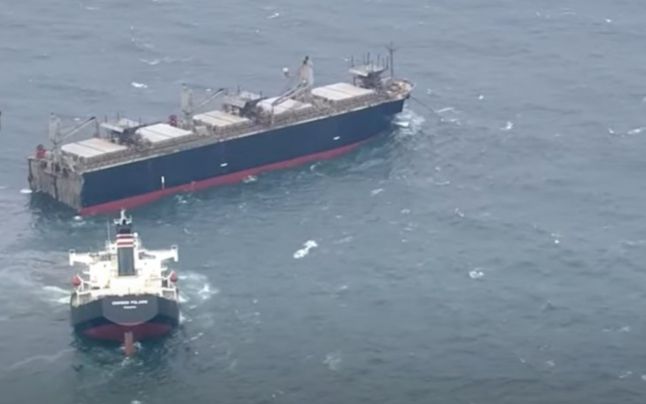 Un cargobot a eşuat în largul Japoniei şi s-a rupt în două