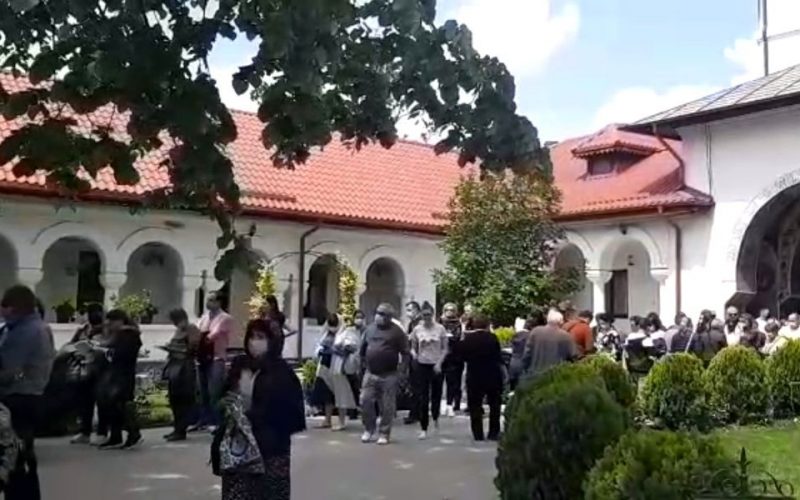 Mii de oameni la Icoana Făcătoare de Minuni