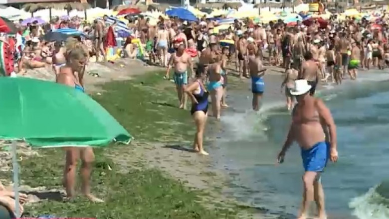 Mizerie şi alge pe litoral. Cel mai aglomerat e în Costineşti unde oamenii se înghesuie pe plajă printre pet-uri şi resturi de mâncare