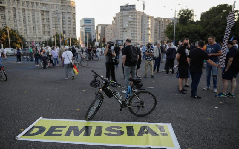 Câteve zeci de persoane s-au strâns, sâmbătă după-amiază, în Piaţa Victoriei pentru a manifesta împotriva premierului Florin Cîţu
