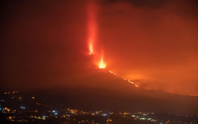 Erupţie vulcanică în Canare: Mai multe clădiri din apropierea vulcanului Cumbre Vieja au fost înghiţite de lavă