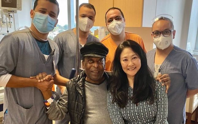 Pele a fost externat la aproape o lună după ce a fost operat pentru o tumoră la colon. El va face chimioterapie
