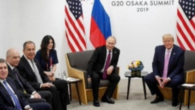 Vladimir Putin ar fi ales o brunetă "foarte atractivă" pentru a-l distrage pe Donald Trump. Kremlinul neagă informaţia