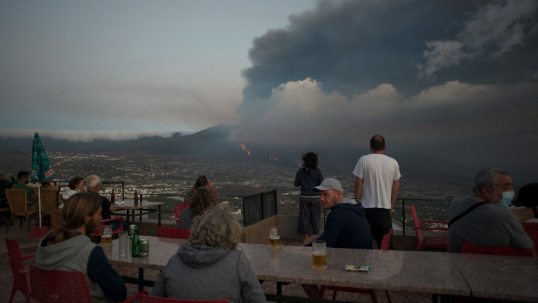 Vulcanul din La Palma atrage turiştii fascinaţi de dezastre: "Este o ocazie unică în viaţă să vezi aşa ceva. A meritat să venim"