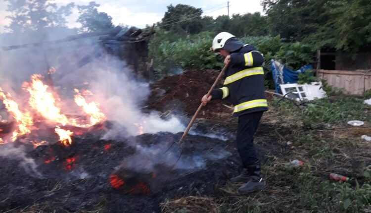 Peste 160 de tone de furaje au ars în urma unui incendiu provocat de o scânteie