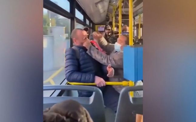 Cazul care i-a împărţit în două tabere pe români. Bărbat fără mască, pălmuit de o femeie într-un autobuz