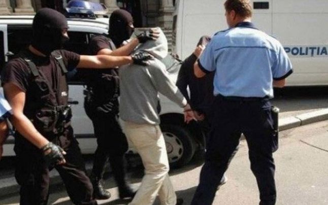 Adolescent acuzat de jefuirea unui copil. L-a ameninţat cu cuţitul pe stradă şi i-a luat telefonul mobil