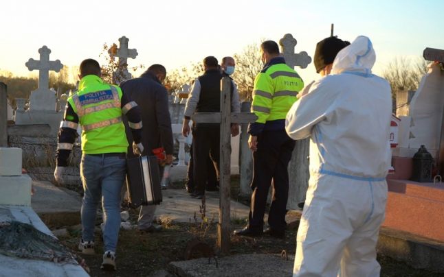 Mormântul unui copil de doi ani îngropat recent cu bani şi bijuterii, devastat de hoţi