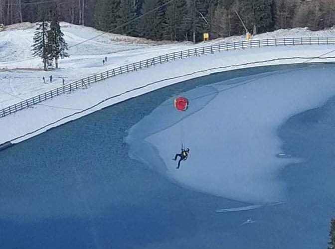 Parapantist agaţat în cablurile telecabinei din Poiana Brasov / Victma este conştientă, dar a suferit multiple traumatisme la coloană şi bazin