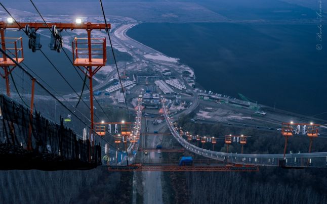 O nouă operaţiune de amploare la podul suspendat peste Dunăre de la Brăila. Începe montarea tablierului