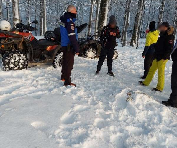 Amenzi de 4000 de lei pentru patru persoane care se plimbau cu ATV-urile pe Muntele Mic, într-o zonă protejată