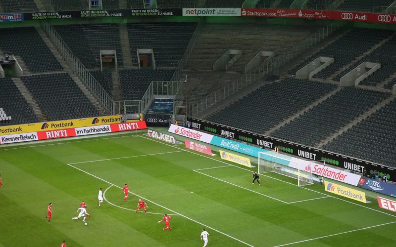 In Bundesliga se inchid din nou stadioanele. Fanii nu vor mai putea sa urmareasca pe viu meciurile din Germania. Mai multe detalii la Focus Sport la 19 fara trei minute.