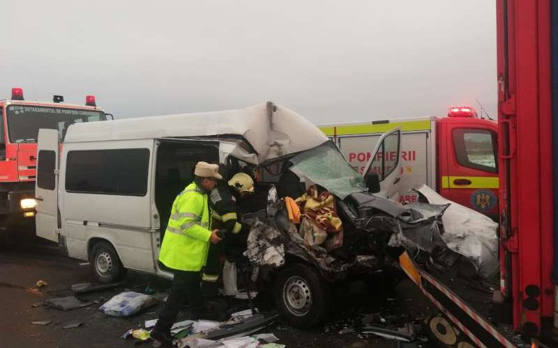 Caraş-Severin: Un mort şi şase răniţi în urma coliziunii dintre un microbuz şi un TIR, la Caransebeş