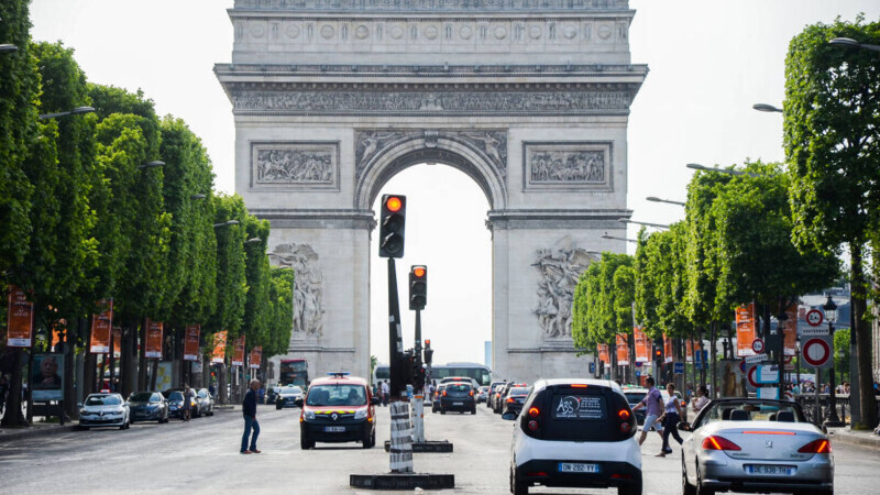 Drapelul Uniunii Europene a fost înlăturat de pe Arcul de Triumf din Paris