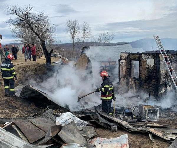 Trei femei au suferit atacuri de panică în urma unui incendiu în locuinţă, la Poiana Cristei