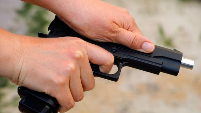 Elev amendat cu 2.500 de lei după ce a intrat la cursuri cu un pistol airsoft. El ar fi cumpărat arma de pe un site cu anunţuri