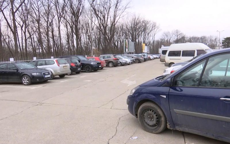 Parcările, pline cu maşini abandonate de refugiaţi