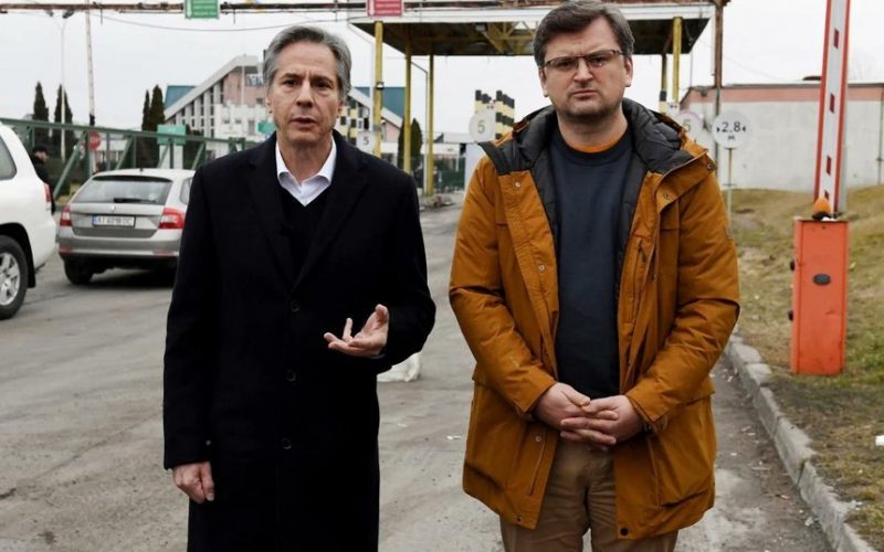 Blinken şi Kuleba s-au întâlnit la frontiera Ucrainei cu Polonia: “Întreaga lume este alături de Ucraina, aşa cum sunt eu acum alături de prietenul meu”