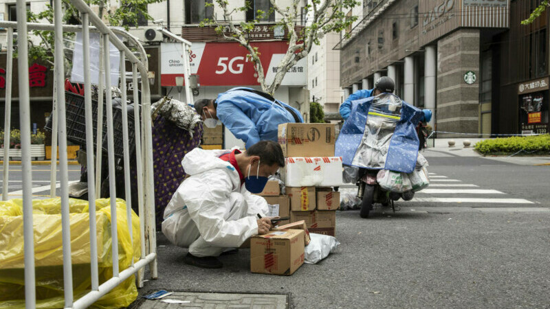 La Shanghai s-au ridicat garduri împotriva COVID. Autorităţile vor să împiedice locuitorii să iasă din case