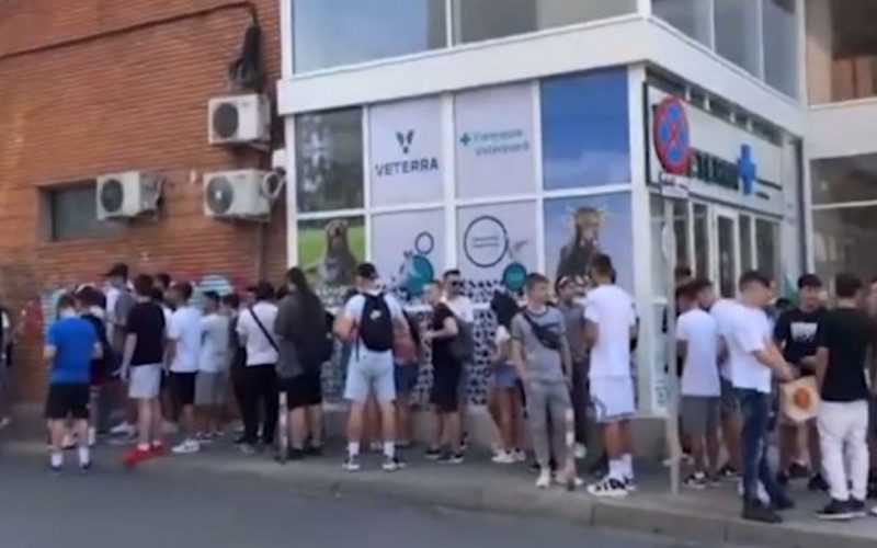 Coadă uriaşă la şaorma gratis