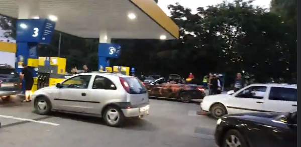 Zeci de şoferi au blocat benzinăriile