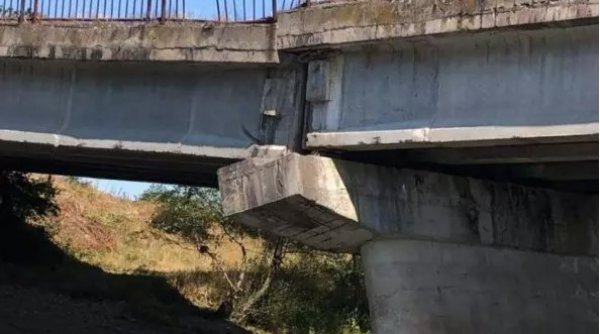Atenţie, cad poduri! Jocul ieşenilor cu moartea